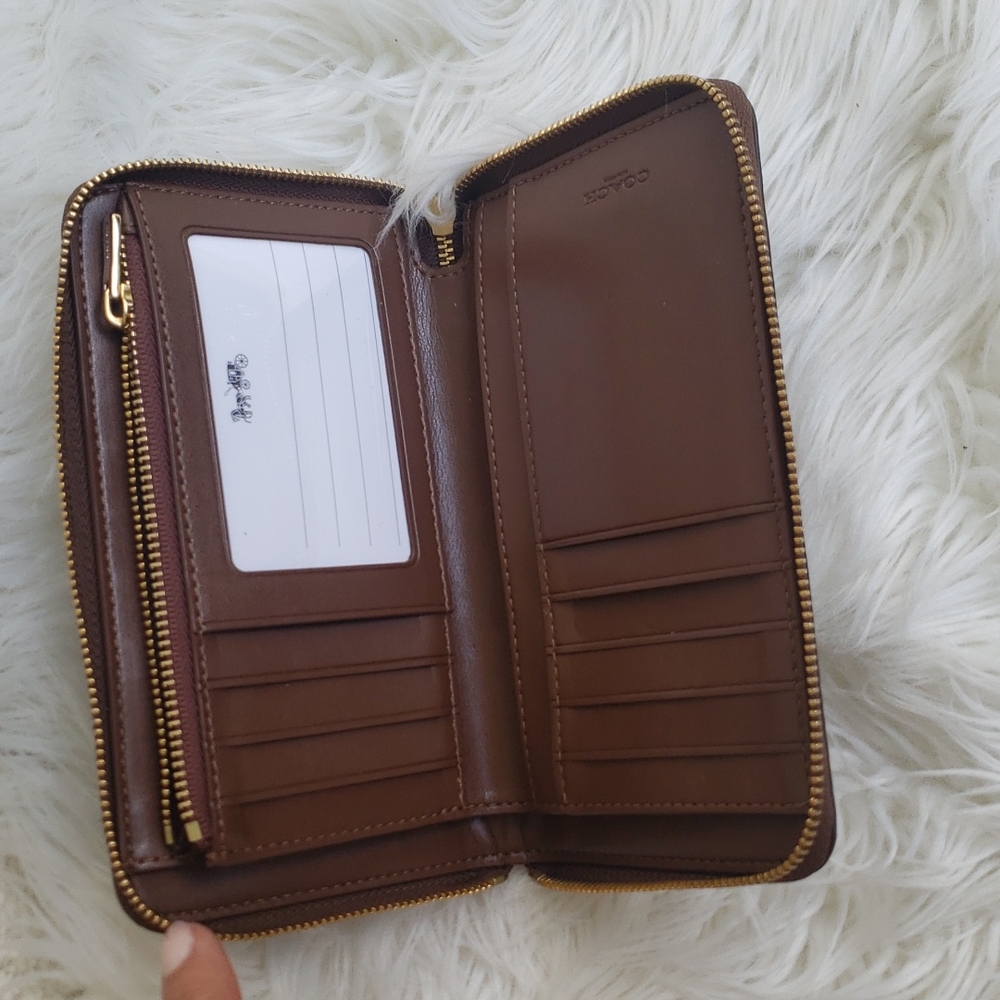 Coach Medium Id Zip Wallet In Signature Canvas. - Picture 4 of 6